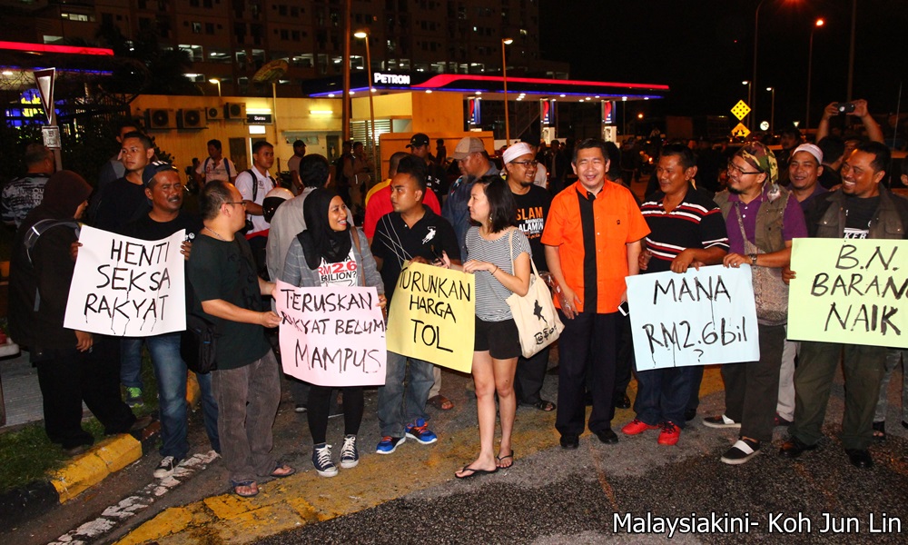 Cops outnumber protesters at toll hike protest