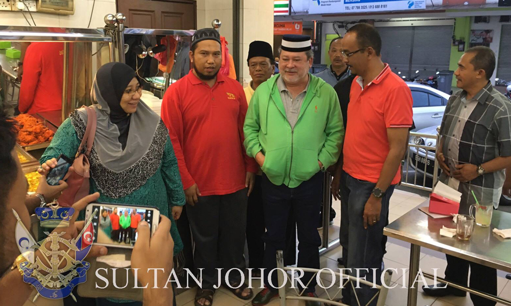 Johor sultan has breakfast with Muar folk