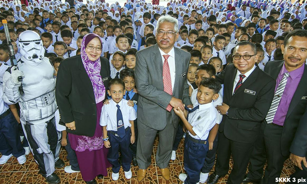 Murid teruja, 'Star Wars' sambut masuk sekolah