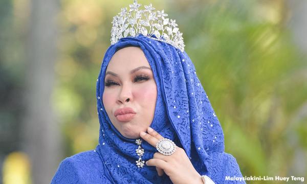 Dato sri Dr Vida and her beautiful Crown
