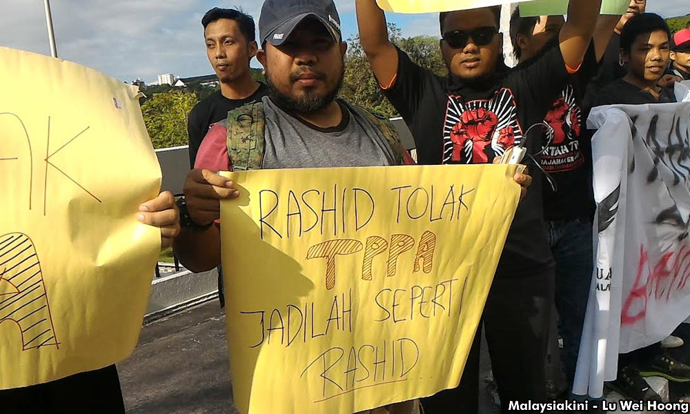 Kumpulan kecil demo anti-TPPA di parlimen