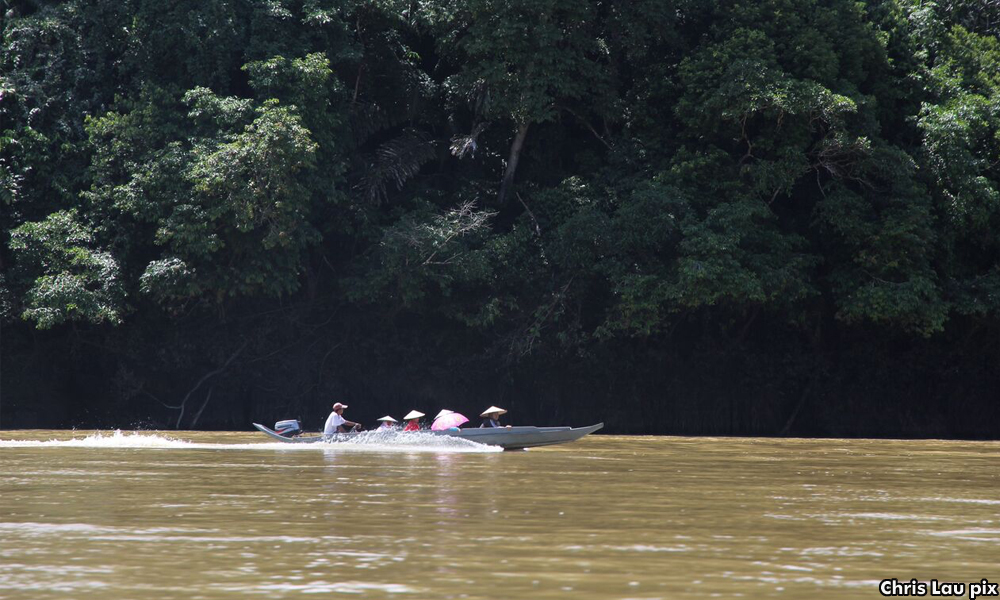 Naik perahu untuk dapatkan vaksin di pedalaman Sibu