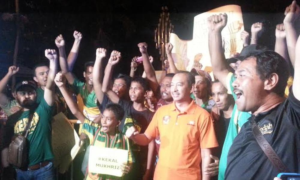 Thousands turn up to show support for Mukhriz