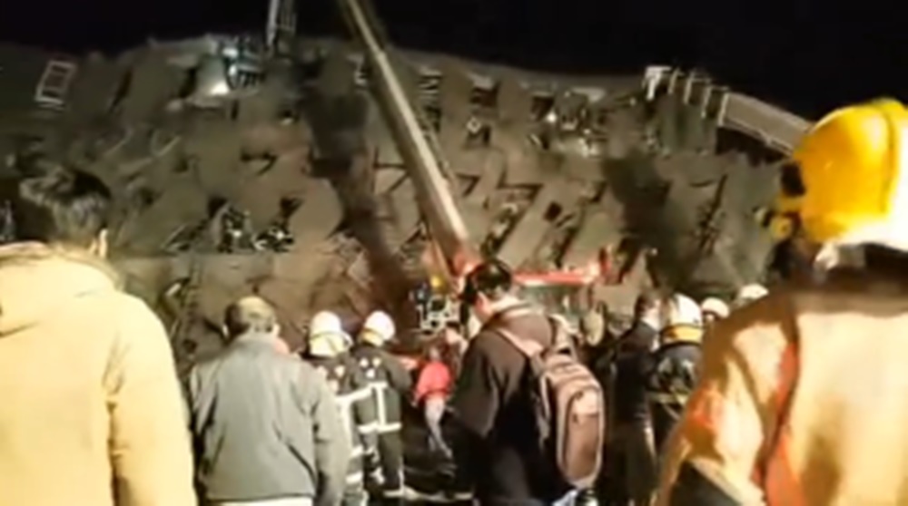 More pulled out alive after Taiwan quake, about 120 still trapped
