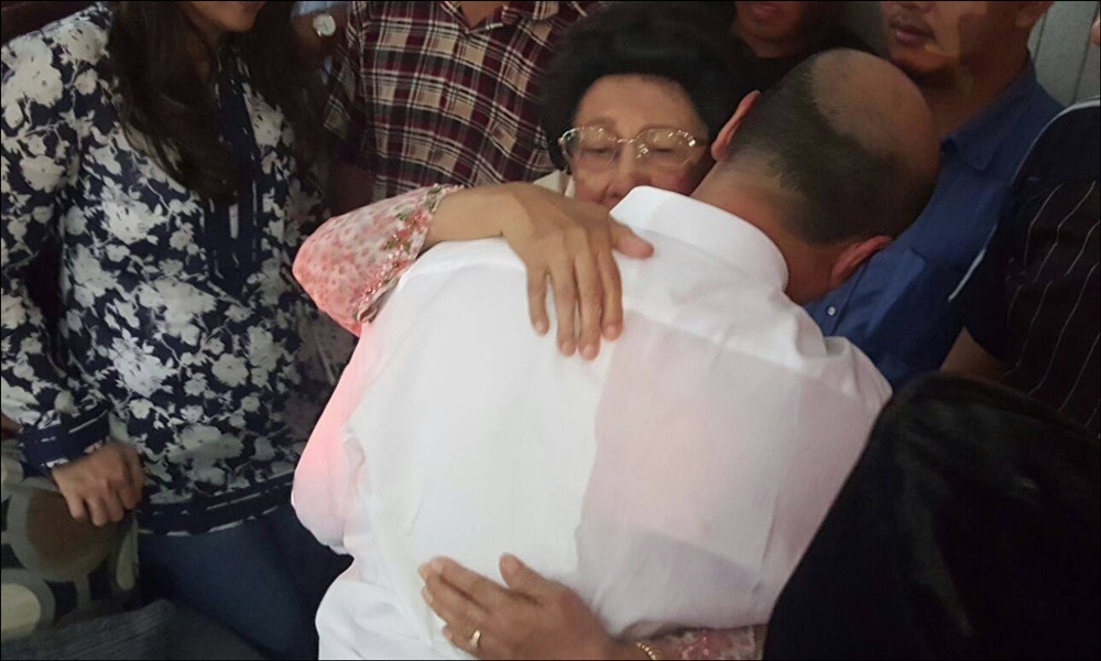Siti Hasmah's embrace draws sympathy from netizens