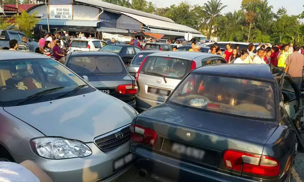 Lorry driver who rammed 22 cars has no driving licence