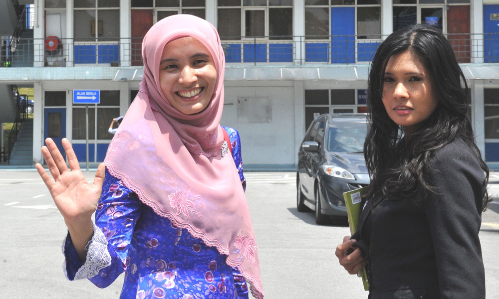 Cops quiz Nurul over Najib clown photo