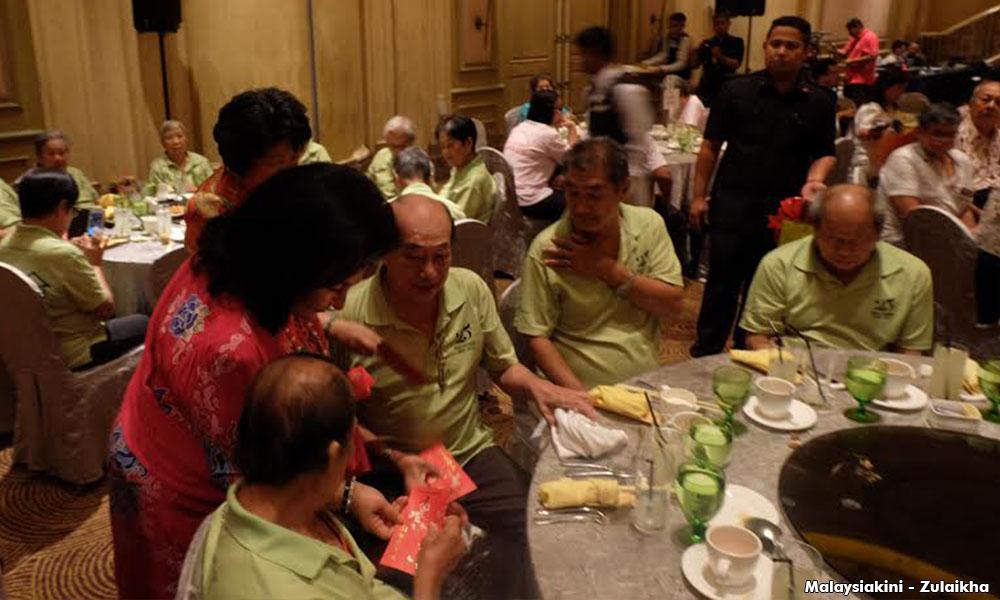 Rosmah beri angpau pada 14 rumah kebajikan