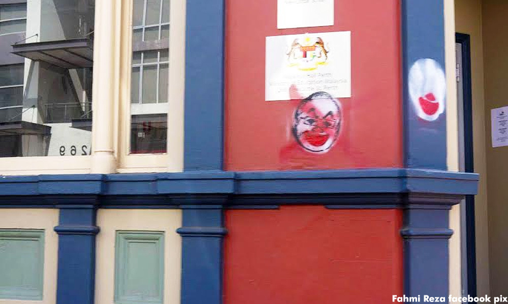 Malaysia Hall Perth gets a dose of 'clown face' Najib