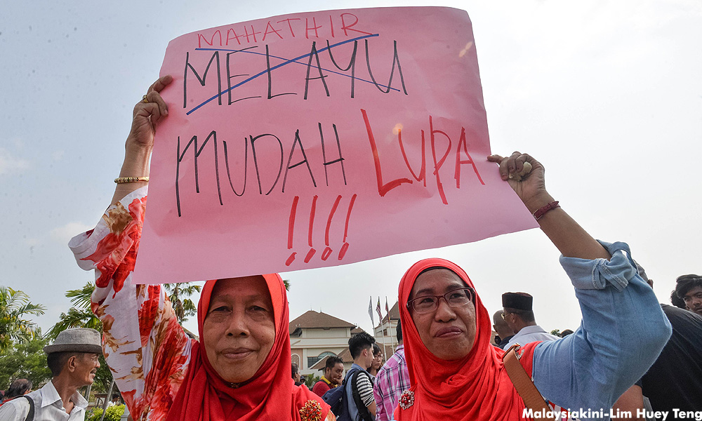 Accusing Dr M of being a DAP tool a new low for Umno