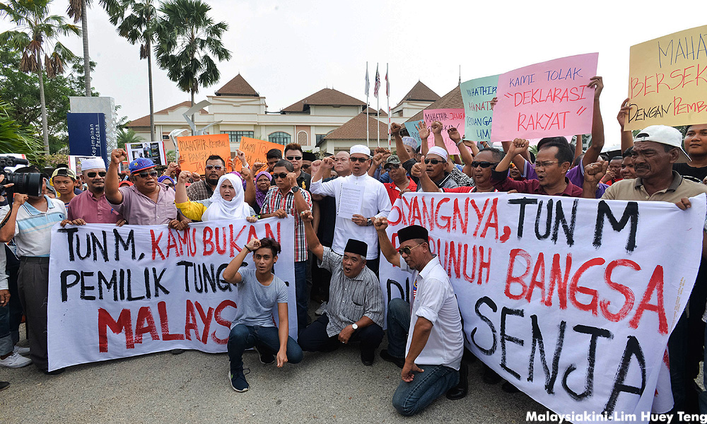 Red horde swarms Dr M's Putrajaya office
