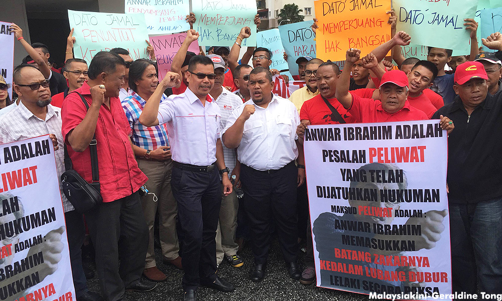 Jamal lauds police for removing 'Free Anwar' billboards