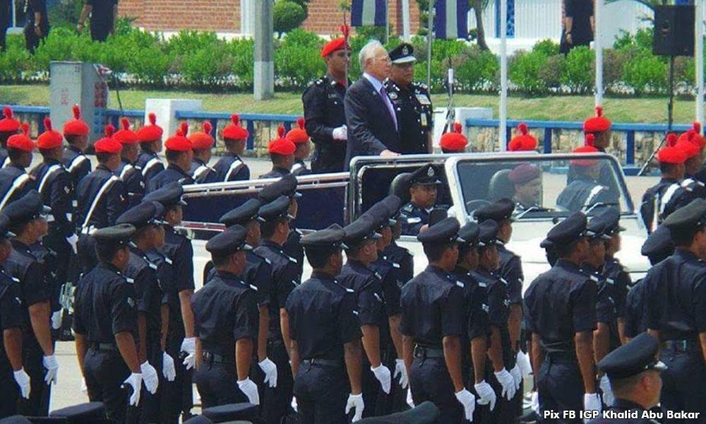 烈阳下庆警察日多人昏倒罗斯玛提醒纳吉长话短说