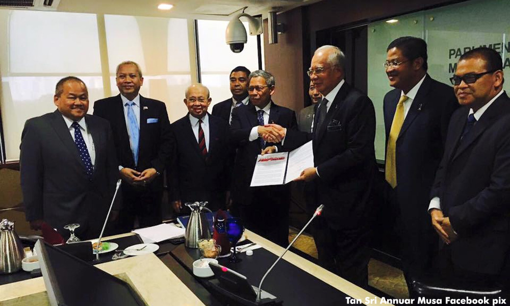 Ku Li signs Kelantan Declaration supporting Najib as PM