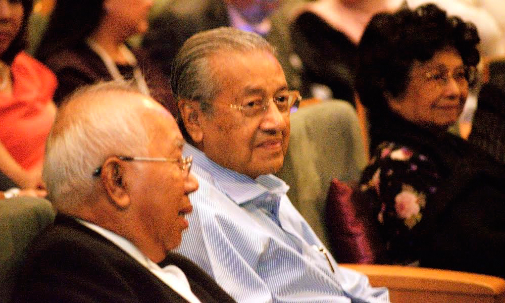 Dr Mahathir berehat dari 'perang' di Istana Budaya