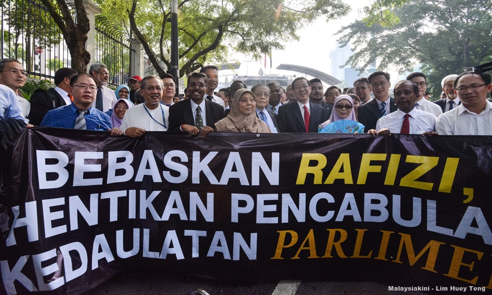 Perarakan ‘bebaskan Rafizi’, polis arah dua MP beri keterangan