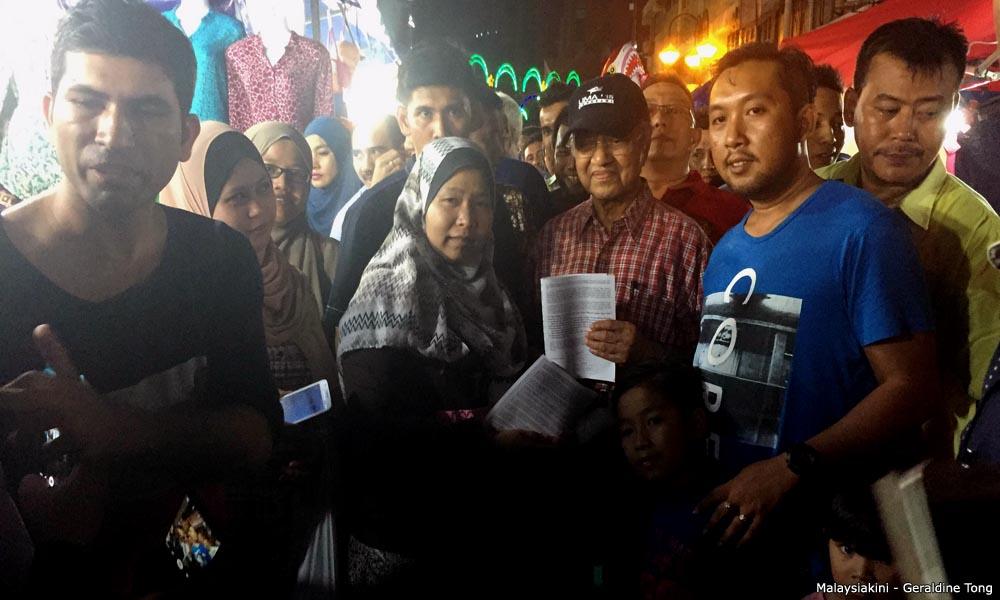 Dr M swamped by public as he takes to streets for signatures