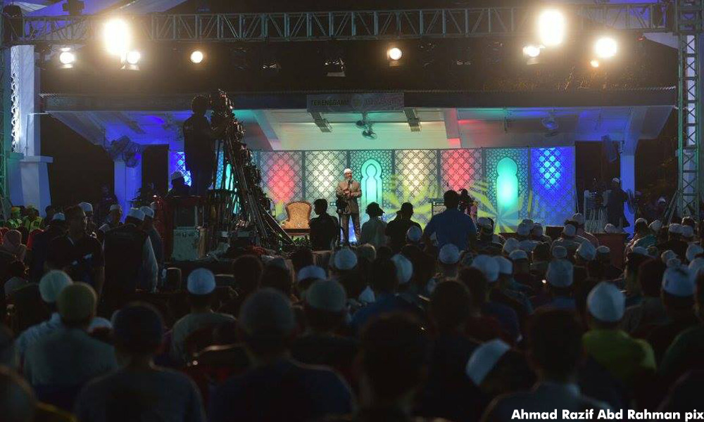 Zakir Naik inspires four more to convert